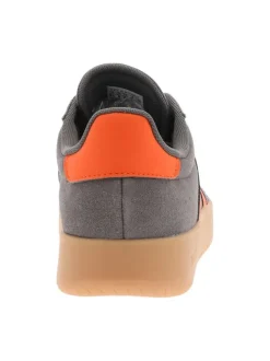 Tennis en croûte de cuir grises avec semelle à talon plat et lacets