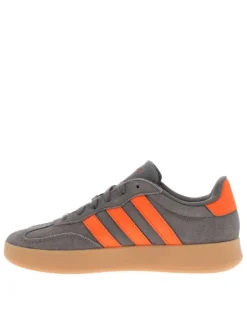 Tennis en croûte de cuir grises avec semelle à talon plat et lacets