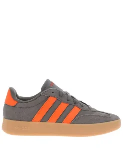 Tennis en croûte de cuir grises avec semelle à talon plat et lacets