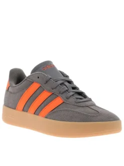 Tennis en croûte de cuir grises avec semelle à talon plat et lacets