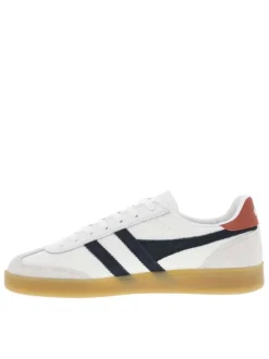 Tennis en cuir blanches à détails en daim et à semelle plate miel translucide