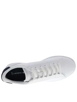 Tennis en cuir blanches et bleues avec un talon plat et des lacets