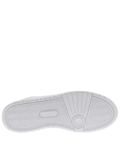 Tennis en cuir blanches et vertes avec un talon plat et des lacets