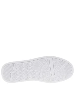 Tennis en cuir blanches à talon plat avec marque gravée et des lacets plats