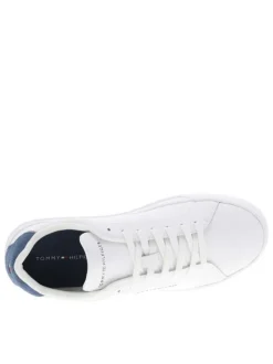 Tennis en cuir blanches à talon plat avec marque gravée et des lacets plats