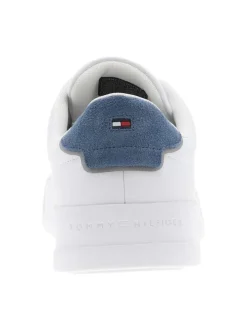 Tennis en cuir blanches à talon plat avec marque gravée et des lacets plats