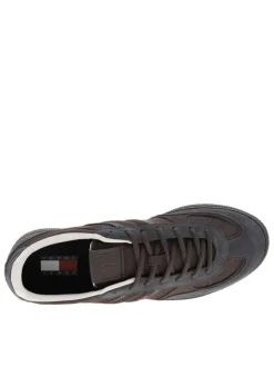 Tennis en cuir chocolat à talon plat avec des lacets et un revêtement doux