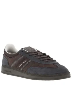 Tennis en cuir chocolat à talon plat avec des lacets et un revêtement doux
