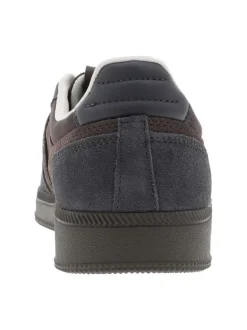 Tennis en cuir chocolat à talon plat avec des lacets et un revêtement doux