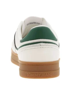 Tennis en cuir écrues avec des détails verts à semelle plate et à lacets plats