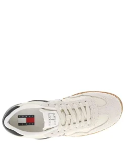 Tennis en cuir écrues à détails bleus marine à semelle plate et à lacets plats