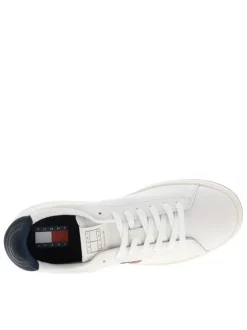 Tennis en cuir écrues à talon plat avec des lacets et un revêtement en grains