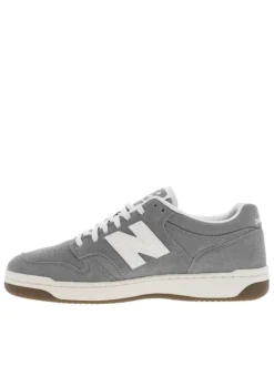 Tennis en cuir grises en daim avec des détails blancs et à semelle plate