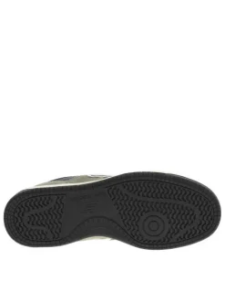 Tennis en cuir kaki avec talon plat avec des lacets tressés