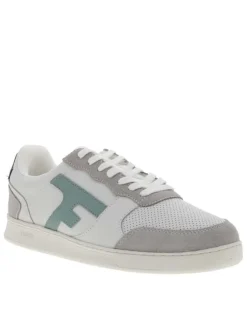 Tennis en cuir multicolores avec un talon plat et un logo embossé au talon