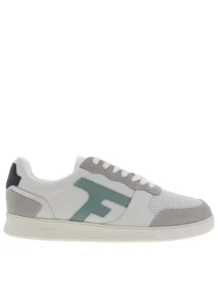 Tennis en cuir multicolores avec un talon plat et un logo embossé au talon