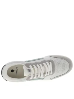 Tennis en cuir multicolores avec un talon plat et un logo embossé au talon