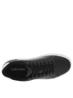 Tennis en cuir noires à talon plat avec des lacets et logo blanc