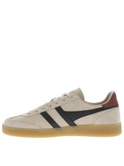 Tennis en cuir taupe en daim avec des empiècements noirs et à lacets plats