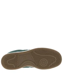 Tennis en cuir vertes en daim à semelle plate écrue et à lacets plats tressés