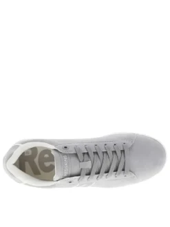 Tennis grises avec le nom de la marque à semelle plate et à lacets plats