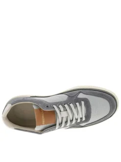 Tennis grises en cuir à talon plat avec des lacets et logo imprimé