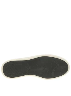 Tennis grises en cuir à talon plat avec des lacets et logo imprimé