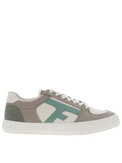 Tennis grises à talon plat avec un logo bleu cousu sur le côté