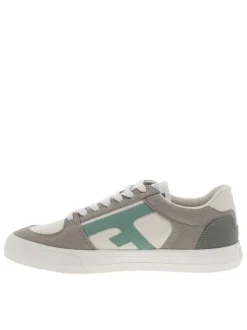 Tennis grises à talon plat avec un logo bleu cousu sur le côté