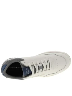 Tennis grises à talon plat avec un patch de la marque à la languette