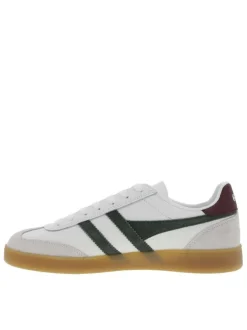 Tennis kaki en cuir avec un talon plat et des lacets blancs