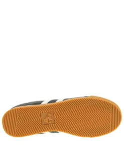 Tennis kaki en cuir nubuck avec un talon plat et des lacets