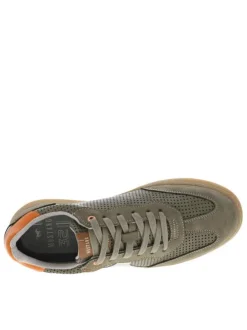 Tennis kakis à petits trous avec des lacets plats et une semelle plate
