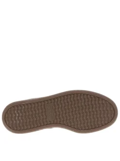 Tennis noires en croûte de cuir avec semelle à talon plat et à lacets