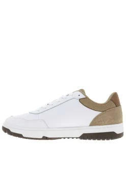 Tennis sable et blanches en cuir à talon plat avec des lacets
