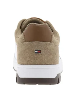 Tennis sable et blanches en cuir à talon plat avec des lacets