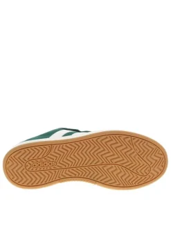 Tennis vertes et blanches à talon plat avec des lacets larges
