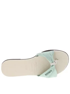 Tongs antidérapantes à entre-doigts liant la sangle beige à lurex du coup-de-pied