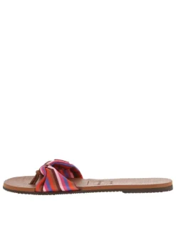 Tongs multicolore à talon plat avec une bride en forme de nœud papillon