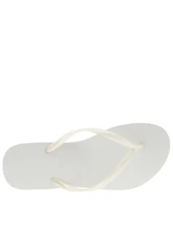 Tongs Slim blanches aspect nacré avec logo en relief sur la bride