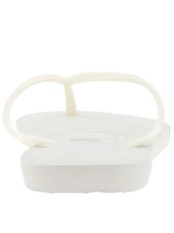 Tongs Slim blanches aspect nacré avec logo en relief sur la bride