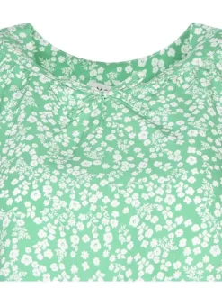 Top vert avec des fleurs et une coupe droite et des manches courtes