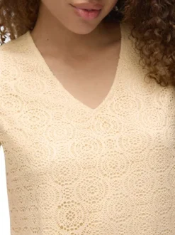 Top beige en guipure pourvu d'un col v et de manches courtes