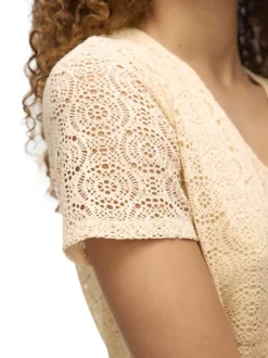 Top beige en guipure pourvu d'un col v et de manches courtes