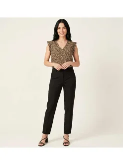 Top beige à motif animalier avec une coupe droite et un col V