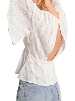 Top blanc brodé avec une coupe droite un col rond et des manches courtes