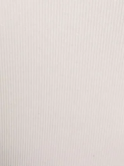 Top blanc chic uni pourvu d'une coupe droite et d'un col en V