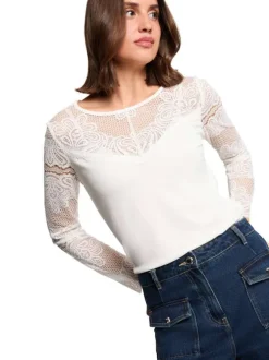 Top blanc floral avec une coupe droite et des manches longues