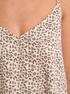 Top blanc à motifs sans manche pourvu d'une coupe droite et d'un col v