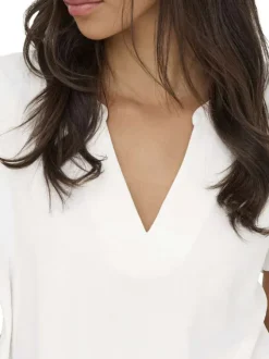 Top blanc uni avec une coupe droite et des manches courtes